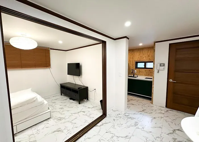 5br Family House, Myeongdong 7 Minutes, Gwanghwamun 10 Minutes, Namsan View, Patio * Seul