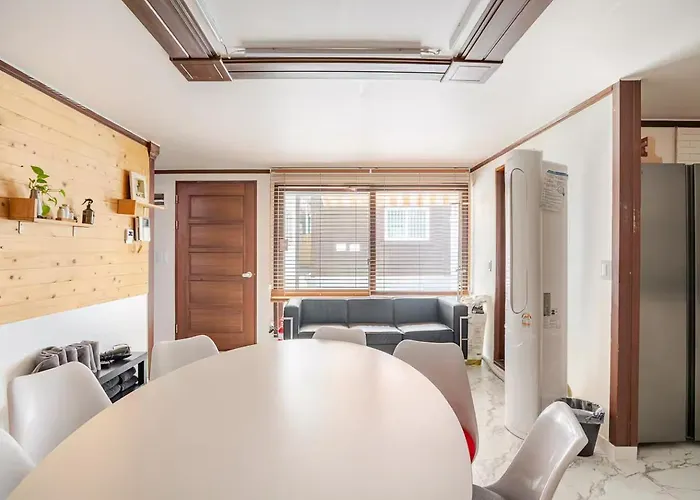 Casa vacanze 5br Family House, Myeongdong 7 Minutes, Gwanghwamun 10 Minutes, Namsan View, Patio
