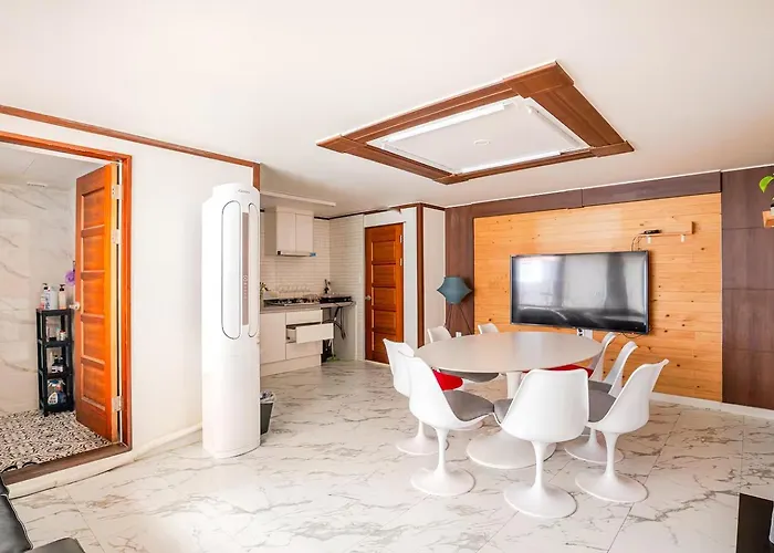 Casa vacanze 5br Family House, Myeongdong 7 Minutes, Gwanghwamun 10 Minutes, Namsan View, Patio *