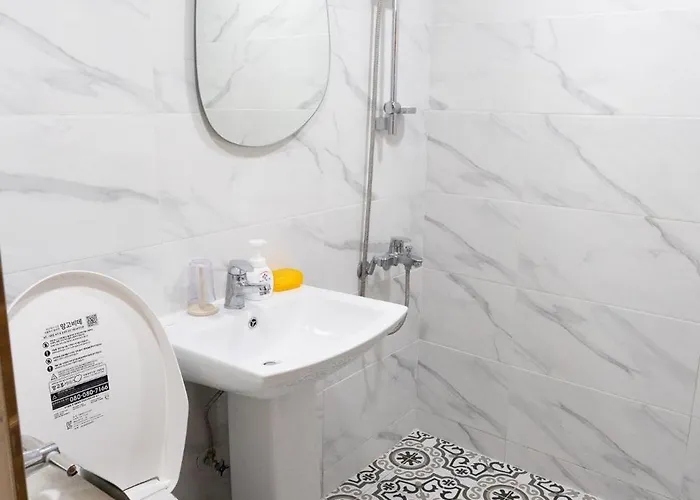 5br Family House, Myeongdong 7 Minutes, Gwanghwamun 10 Minutes, Namsan View, Patio *