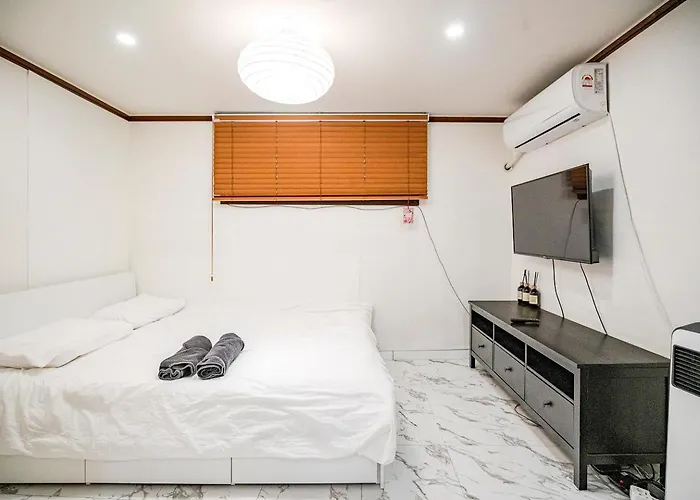 Casa vacanze 5br Family House, Myeongdong 7 Minutes, Gwanghwamun 10 Minutes, Namsan View, Patio Seul