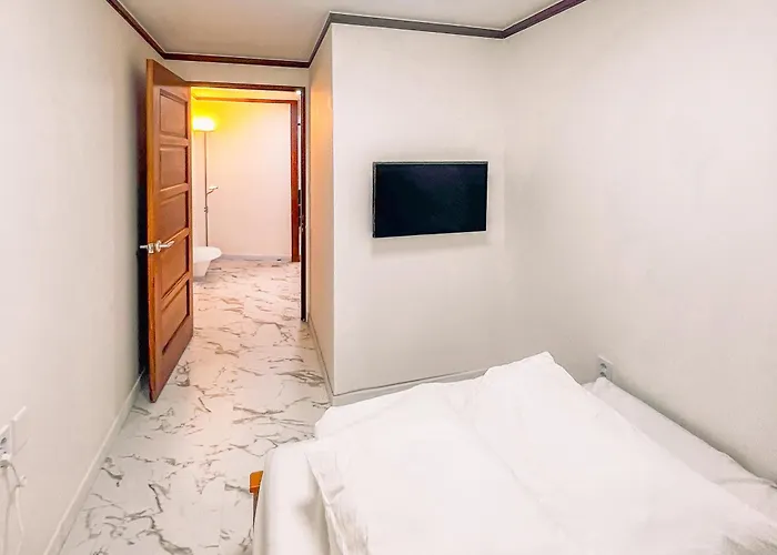 5br Family House, Myeongdong 7 Minutes, Gwanghwamun 10 Minutes, Namsan View, Patio * Seul